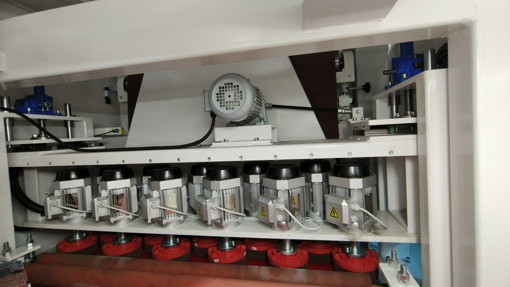 Y station with disc brush deburring